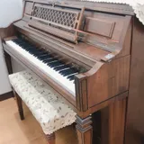 5번방, 업라이트 피아노