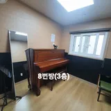 8번방[3층][창문]피아노